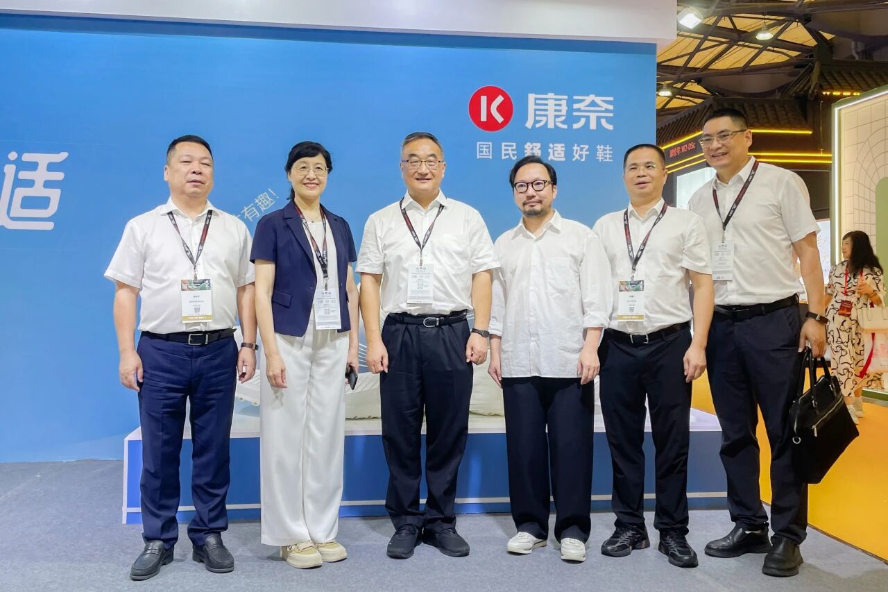 盛典·致尚|康奈在2025摩登中国时尚展演绎科技时尚舒适新范式